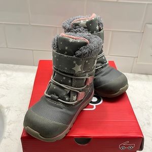 See Kai Run Gilman snow boots, Gray stars, Size 8 US / 24 EU